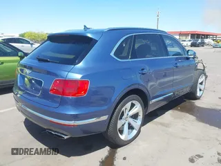 2019 Bentley Bentayga V8 z VIN SJAAM2ZVXKC026160, wystawiony jako IAAI lot #42131132 z przebiegiem 38 512 mil mil oraz . Historia ofert i sprzedaży dostępna na DreamBid. Obrazek 4.