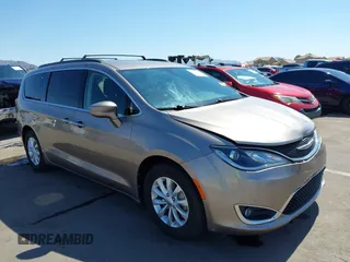 2018 Chrysler Pacifica Touring Plus z VIN 2C4RC1FG2JR212253, wystawiony jako IAAI lot #42448431 z przebiegiem 91 773 mil mil oraz . Historia ofert i sprzedaży dostępna na DreamBid. Obrazek 1.