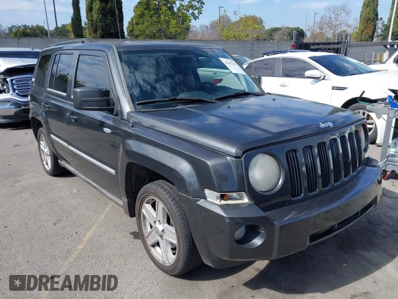 2010 Jeep Patriot Latitude z VIN 1J4NT1GA5AD676661, wystawiony jako IAAI lot #41602103 z przebiegiem 144 915 mil mil oraz . Historia ofert i sprzedaży dostępna na DreamBid. Obrazek 1.