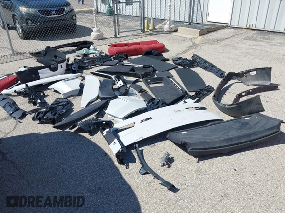 2024 BMW XM z VIN 5YM23CS0XR9U57042, wystawiony jako IAAI lot #40467269 z przebiegiem 2888 mil mil oraz . Historia ofert i sprzedaży dostępna na DreamBid. Obrazek 12.
