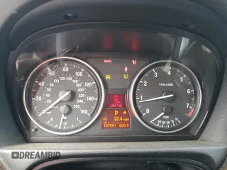 2011 BMW 3 Series 328i z VIN WBAPH5C58BA444037, wystawiony jako Copart lot #62957135 z przebiegiem 107 591 mil mil oraz Szkoda całkowita • Salvage title. Historia ofert i sprzedaży dostępna na DreamBid. Obrazek 9.