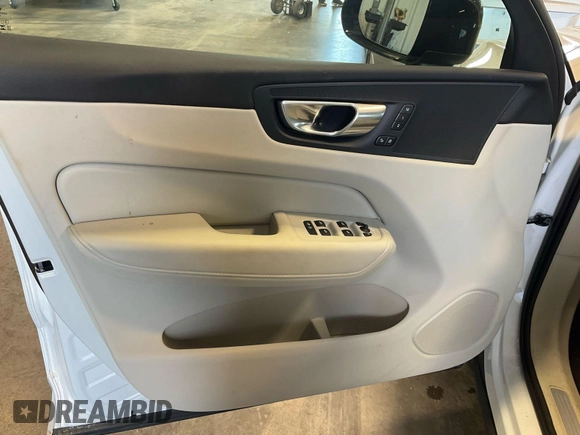 2024 Volvo XC60 Plus Dark Theme z VIN YV4L12RL7R1930548, wystawiony jako IAAI lot #42394524 z przebiegiem 3 069 mil mil oraz . Historia ofert i sprzedaży dostępna na DreamBid. Obrazek 3.
