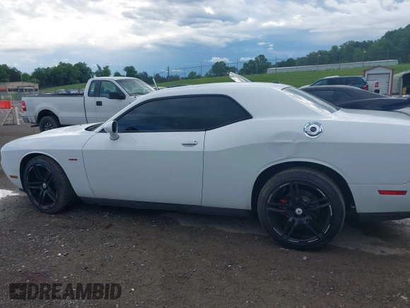 2012 Dodge Challenger R/T z VIN 2C3CDYBT2CH155385, wystawiony jako IAAI lot #42210312 z przebiegiem 111 892 mil mil oraz . Historia ofert i sprzedaży dostępna na DreamBid. Obrazek 14.