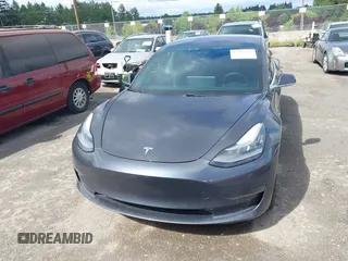 2018 Tesla Model 3 Long Range Battery z VIN 5YJ3E1EA2JF011588, wystawiony jako IAAI lot #42304226 z przebiegiem 56 819 mil mil oraz . Historia ofert i sprzedaży dostępna na DreamBid. Obrazek 12.