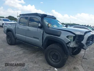 2020 Toyota Tacoma SR5 z VIN 3TMCZ5AN1LM351625, wystawiony jako IAAI lot #41931616 z przebiegiem 99 333 mil mil oraz . Historia ofert i sprzedaży dostępna na DreamBid. Obrazek 1.