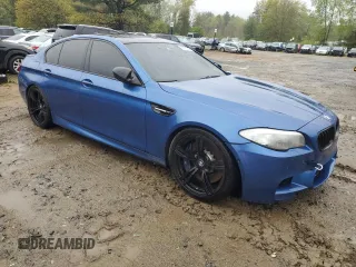 2013 BMW M5 z VIN WBSFV9C58DC772945, wystawiony jako Copart lot #55759565 z przebiegiem 78 125 mil mil oraz Tytuł czysty. Historia ofert i sprzedaży dostępna na DreamBid. Obrazek 4.