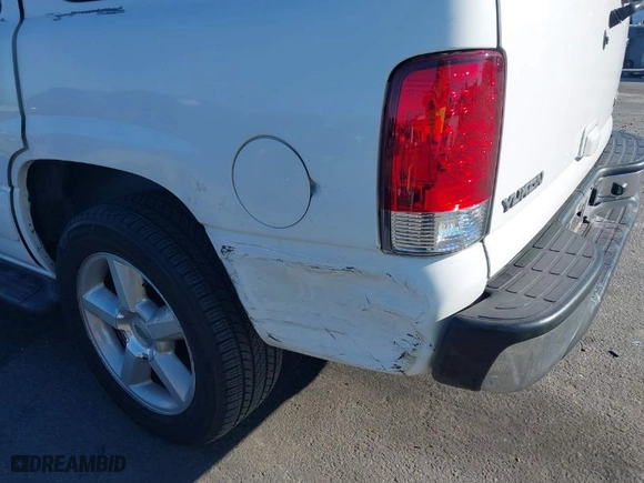 2004 GMC Yukon SLT with VIN 1GKEC13T64R289853, listed as a IAAI auction lot 41668408 with 163,829 mi miles. Bid and sale history available at carsss.com. Image 6.