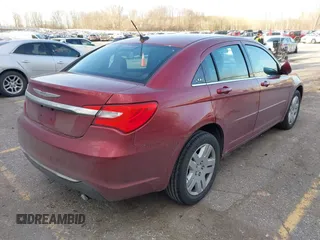 2014 Chrysler 200 LX z VIN 1C3CCBAB8EN211705, wystawiony jako IAAI lot #41835522 z przebiegiem 103 310 mil mil oraz . Historia ofert i sprzedaży dostępna na DreamBid. Obrazek 3.