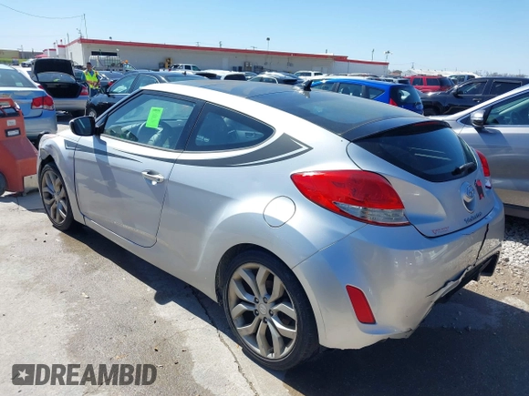 2013 Hyundai Veloster w/Black Int z VIN KMHTC6AD3DU092305, wystawiony jako IAAI lot #41721717 z przebiegiem 158 534 mil mil oraz . Historia ofert i sprzedaży dostępna na DreamBid. Obrazek 3.