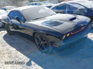 2019 Dodge Challenger R/T Scat Pack z VIN 2C3CDZFJ7KH563779, wystawiony jako IAAI lot #41666511 z przebiegiem 113 749 mil mil oraz . Historia ofert i sprzedaży dostępna na DreamBid. Obrazek 1.