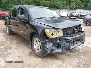 2005 Nissan Titan XE z VIN 1N6AA07A15N518092, wystawiony jako IAAI lot #39529304 z przebiegiem 215 299 mil mil oraz . Historia ofert i sprzedaży dostępna na DreamBid. Obrazek 1.