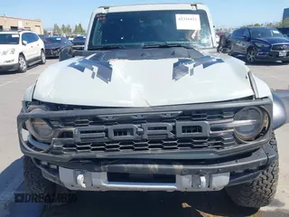 2023 Ford Bronco Raptor с VIN 1FMEE5JR7PLC04106, выставлен на аукционе IAAI как лот 42316422 с пробегом 6 859 миль миль и . История ставок и продаж доступна на DreamBid. Изображение 6.