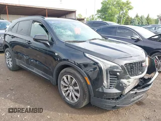 2019 Cadillac XT4 AWD Sport z VIN 1GYFZFR40KF111912, wystawiony jako IAAI lot #42375992 z przebiegiem 98 006 mil mil oraz . Historia ofert i sprzedaży dostępna na DreamBid. Obrazek 1.