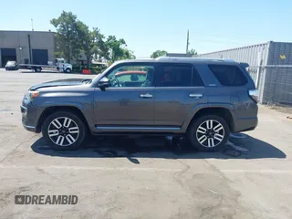 2017 Toyota 4Runner SR5 z VIN JTEBU5JR6H5417298, wystawiony jako IAAI lot #42464895 z przebiegiem 144 266 mil mil oraz . Historia ofert i sprzedaży dostępna na DreamBid. Obrazek 15.