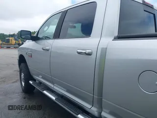 2010 Dodge 2500 SLT z VIN 3D7UT2CL9AG130789, wystawiony jako IAAI lot #42358839 z przebiegiem 128 802 mil mil oraz . Historia ofert i sprzedaży dostępna na DreamBid. Obrazek 14.