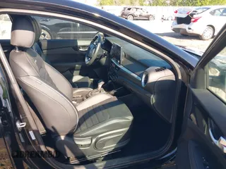 2024 Kia Forte GT-Line z VIN 3KPF54AD9RE794408, wystawiony jako IAAI lot #41987901 z przebiegiem 13 157 mil mil oraz . Historia ofert i sprzedaży dostępna na DreamBid. Obrazek 5.