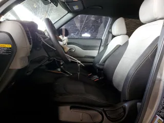 2016 Kia Soul + z VIN KNDJP3A53G7336013, wystawiony jako Copart lot #56074685 z przebiegiem 119 514 mil mil oraz Szkoda całkowita • Salvage title. Historia ofert i sprzedaży dostępna na DreamBid. Obrazek 7.
