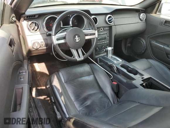 2006 Ford Mustang Standard z VIN 1ZVFT84N965254742, wystawiony jako Copart lot #61816475 z przebiegiem 111 655 mil mil oraz Czysty tytuł • Clean title. Historia ofert i sprzedaży dostępna na DreamBid. Obrazek 8.