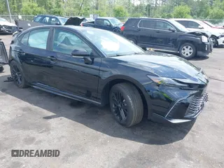 2025 Toyota Camry LE z VIN 4T1DAACK0SU593545, wystawiony jako IAAI lot #42105384 z przebiegiem 7 637 mil mil oraz . Historia ofert i sprzedaży dostępna na DreamBid. Obrazek 1.