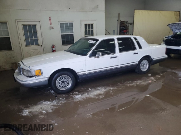 1994 Lincoln Town Car Signature z VIN 1LNLM82W9RY687636, wystawiony jako Copart lot #43805135 z przebiegiem Nie podano mil oraz Szkoda całkowita • Salvage title. Historia ofert i sprzedaży dostępna na DreamBid. Obrazek 1.