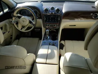 2017 Bentley Bentayga W12 z VIN SJAAC2ZVXHC016000, wystawiony jako Copart lot #43702555 z przebiegiem 46 172 mil mil oraz Szkody całkowita. Historia ofert i sprzedaży dostępna na DreamBid. Obrazek 8.
