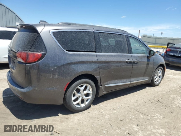 2017 Chrysler Pacifica Touring L z VIN 2C4RC1BG7HR667728, wystawiony jako Copart lot #57623255 z przebiegiem 197 791 mil mil oraz Czysty tytuł • Clean title. Historia ofert i sprzedaży dostępna na DreamBid. Obrazek 3.