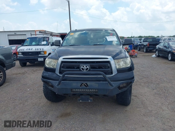 2013 Toyota Tundra z VIN 5TFDW5F13DX302067, wystawiony jako IAAI lot #42461336 z przebiegiem 124 876 mil mil oraz . Historia ofert i sprzedaży dostępna na DreamBid. Obrazek 12.