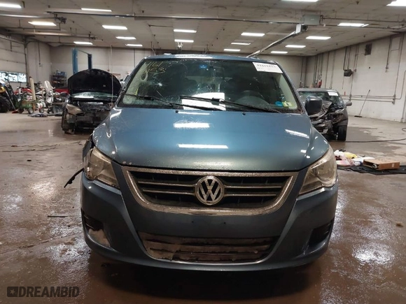 2011 Volkswagen Routan SE with VIN 2V4RW3DG3BR789550, listed as a IAAI auction lot 41615153 with 240,794 mi miles. Bid and sale history available at carsss.com. Image 12.