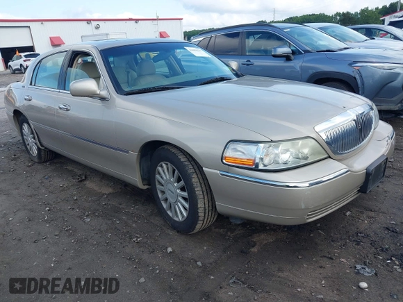 2005 Lincoln Town Car Signature Limited z VIN 1LNHM82W85Y609428, wystawiony jako IAAI lot #42450117 z przebiegiem 95 319 mil mil oraz . Historia ofert i sprzedaży dostępna na DreamBid. Obrazek 1.