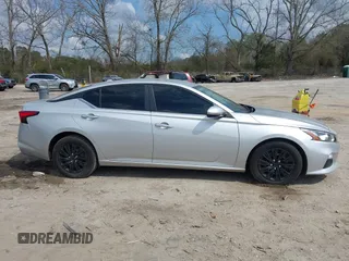2020 Nissan Altima 2.5 S with VIN 1N4BL4BVXLC208122, listed as a IAAI auction lot 41652097 with 121,291 mi miles. Bid and sale history available at carsss.com. Image 13.