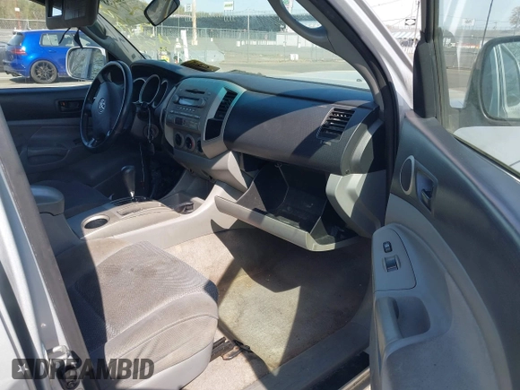 2006 Toyota Tacoma PreRunner z VIN 5TEJU62N66Z235712, wystawiony jako IAAI lot #42102058 z przebiegiem 264 012 mil mil oraz . Historia ofert i sprzedaży dostępna na DreamBid. Obrazek 5.