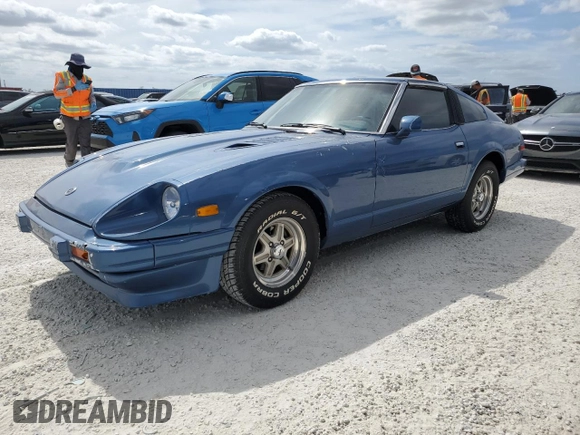 1982 Datsun 280ZX z VIN JN1HZ04S5CX457910, wystawiony jako Copart lot #77132604 z przebiegiem 261 383 mil mil oraz Szkody całkowita. Historia ofert i sprzedaży dostępna na DreamBid. Obrazek 1.