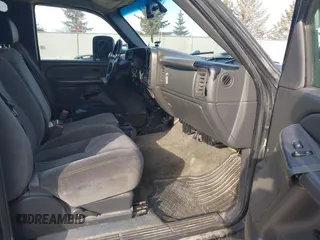 2005 GMC Sierra 1500HD SLT z VIN 1GTGK13U35F811518, wystawiony jako IAAI lot #41436920 z przebiegiem 227 019 mil mil oraz . Historia ofert i sprzedaży dostępna na DreamBid. Obrazek 5.