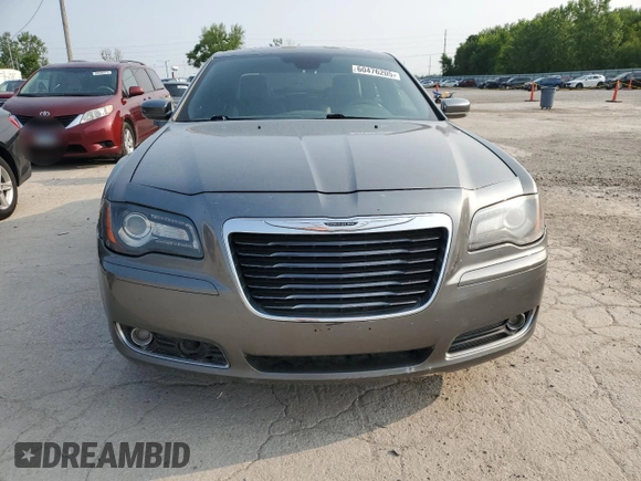 2012 Chrysler 300 S z VIN 2C3CCABGXCH140579, wystawiony jako Copart lot #60476205 z przebiegiem 288 209 mil mil oraz Czysty tytuł • Clean title. Historia ofert i sprzedaży dostępna na DreamBid. Obrazek 5.