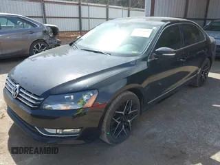 2013 Volkswagen Passat SEL Premium z VIN 1VWCN7A36DC122864, wystawiony jako IAAI lot #41818668 z przebiegiem 152 506 mil mil oraz . Historia ofert i sprzedaży dostępna na DreamBid. Obrazek 2.