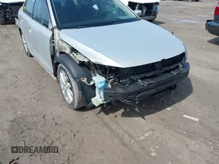 2011 Volkswagen Jetta Sedan SE w/Convenience & Sunroof PZEV with VIN 3VWDZ7AJXBM327932, listed as a IAAI auction lot 41950996 with 249,763 mi miles. Bid and sale history available at carsss.com. Image 6.