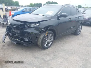 2023 Buick Encore GX Select z VIN KL4MMDSL6PB037101, wystawiony jako IAAI lot #39448386 z przebiegiem Nie podano mil oraz . Historia ofert i sprzedaży dostępna na DreamBid. Obrazek 16.