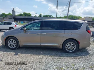 2017 Chrysler Pacifica Touring L z VIN 2C4RC1BG9HR668654, wystawiony jako IAAI lot #42452032 z przebiegiem 170 018 mil mil oraz . Historia ofert i sprzedaży dostępna na DreamBid. Obrazek 15.