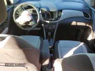 2020 Chevrolet Trax LS z VIN KL7CJKSB3LB347638, wystawiony jako Copart lot #82097714 z przebiegiem Nie podano mil oraz Szkoda całkowita • Salvage title. Historia ofert i sprzedaży dostępna na DreamBid. Obrazek 8.