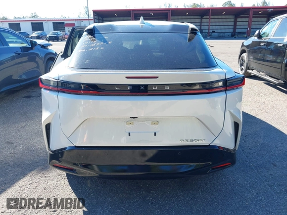 2024 Lexus RZ 300e Premium z VIN JTJABABB3RA002882, wystawiony jako IAAI lot #41262906 z przebiegiem 8 114 mil mil oraz . Historia ofert i sprzedaży dostępna na DreamBid. Obrazek 17.