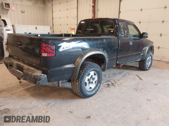 2002 Chevrolet S-10 LS with VIN 1GCCT19W728130377, listed as a IAAI auction lot 42003292 with 248,750 mi miles. Bid and sale history available at carsss.com. Image 4.