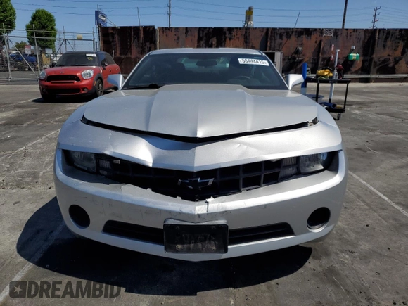 2013 Chevrolet Camaro LS z VIN 2G1FA1E36D9160856, wystawiony jako Copart lot #58444415 z przebiegiem 152 328 mil mil oraz Czysty tytuł • Clean title. Historia ofert i sprzedaży dostępna na DreamBid. Obrazek 5.