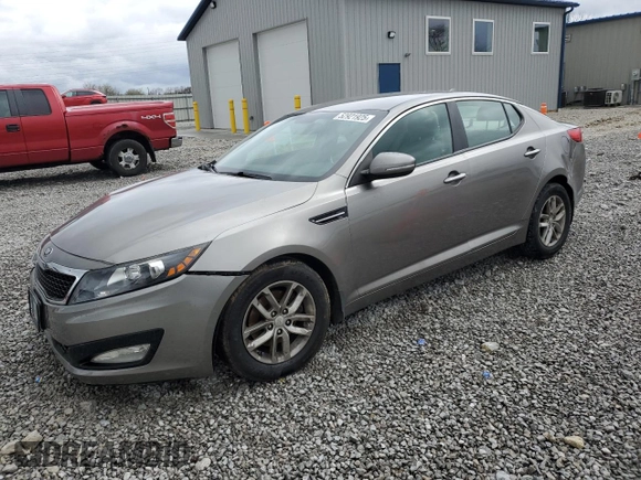 2013 Kia Optima LX z VIN 5XXGM4A70DG251868, wystawiony jako Copart lot #52921925 z przebiegiem 114 318 mil mil oraz Szkody całkowita. Historia ofert i sprzedaży dostępna na DreamBid. Obrazek 1.