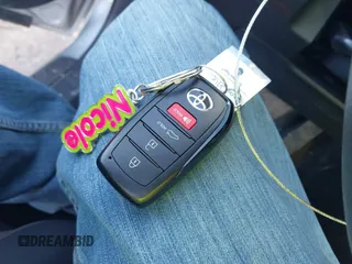 2025 Toyota Camry LE z VIN 4T1DBADKXSU009549, wystawiony jako IAAI lot #41366328 z przebiegiem 1 512 mil mil oraz . Historia ofert i sprzedaży dostępna na DreamBid. Obrazek 11.