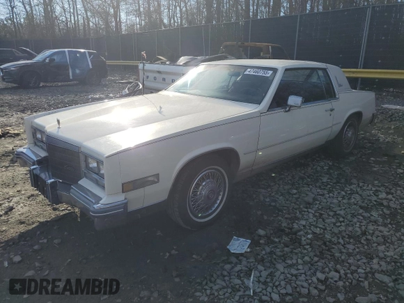 1985 Cadillac Eldorado z VIN 1G6EL5787FE663828, wystawiony jako Copart lot #47460755 z przebiegiem 91 853 mil mil oraz Tytuł czysty. Historia ofert i sprzedaży dostępna na DreamBid. Obrazek 1.
