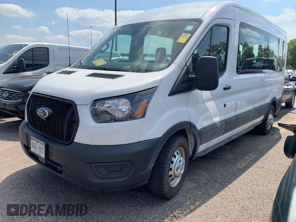 2023 Ford Transit Passenger XL z VIN 1FBAX9C86PKA70756, wystawiony jako IAAI lot #42731060 z przebiegiem 23 399 mil mil oraz . Historia ofert i sprzedaży dostępna na DreamBid. Obrazek 3.