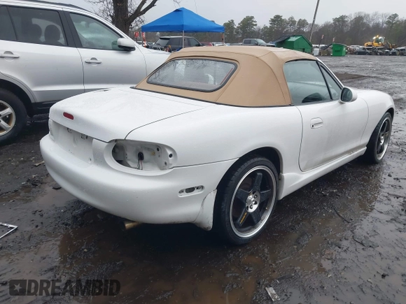 2002 Mazda MX-5 Miata Cloth z VIN JM1NB353420221527, wystawiony jako IAAI lot #41909623 z przebiegiem 90 260 mil mil oraz . Historia ofert i sprzedaży dostępna na DreamBid. Obrazek 4.