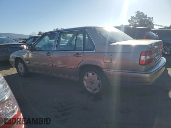 1995 Volvo 960 z VIN YV1KS9610S1074212, wystawiony jako Copart lot #42237655 z przebiegiem 102 627 mil mil oraz Tytuł czysty. Historia ofert i sprzedaży dostępna na DreamBid. Obrazek 2.
