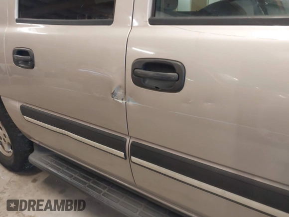 2005 Chevrolet Suburban LS z VIN 3GNEC16Z25G136603, wystawiony jako IAAI lot #42339417 z przebiegiem 382 868 mil mil oraz . Historia ofert i sprzedaży dostępna na DreamBid. Obrazek 6.