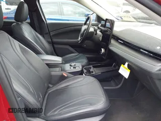 2023 Ford Mustang Mach-E Premium z VIN 3FMTK3SU5PMA70024, wystawiony jako IAAI lot #42475385 z przebiegiem 37 015 mil mil oraz . Historia ofert i sprzedaży dostępna na DreamBid. Obrazek 5.